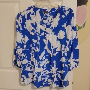 ava & grace SzMed Blue and White Floral pleated front buttons 3/4 sleeve Blouse